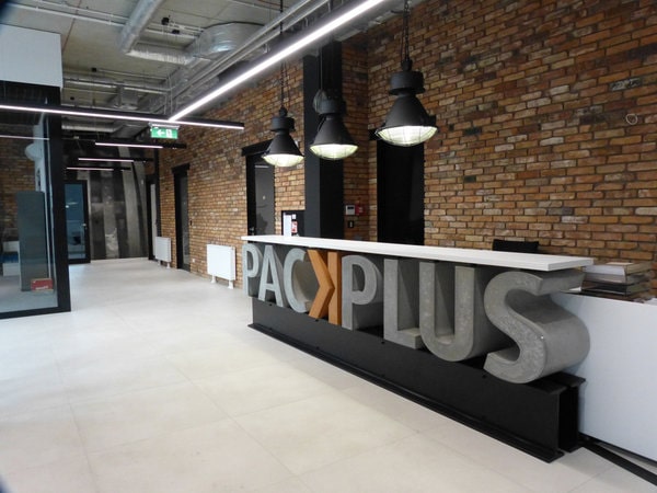 PackPlus biuro – pracownicy przy stanowiskach