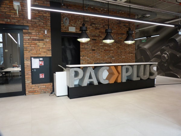 PackPlus biuro – sala konferencyjna z dużym stołem